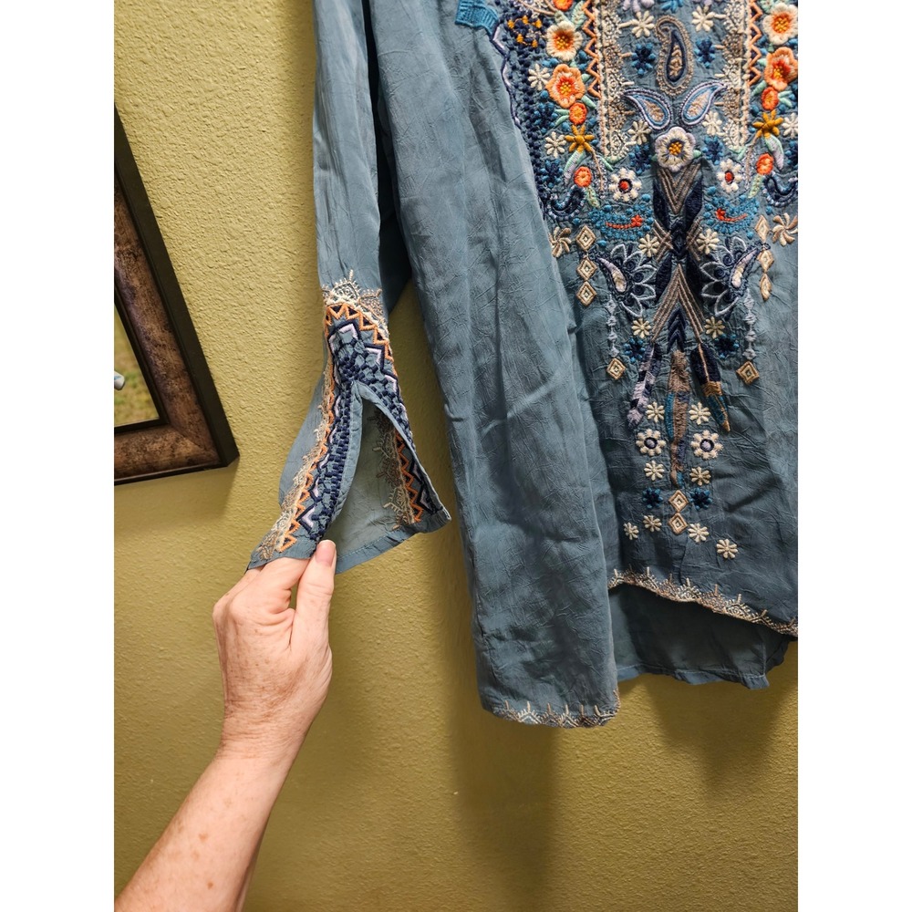Johnny Was Blue Embroidered Silk Blend Tunic Blouse V-Neck Boho Top Size 3 NEW - Picture 3 of 7